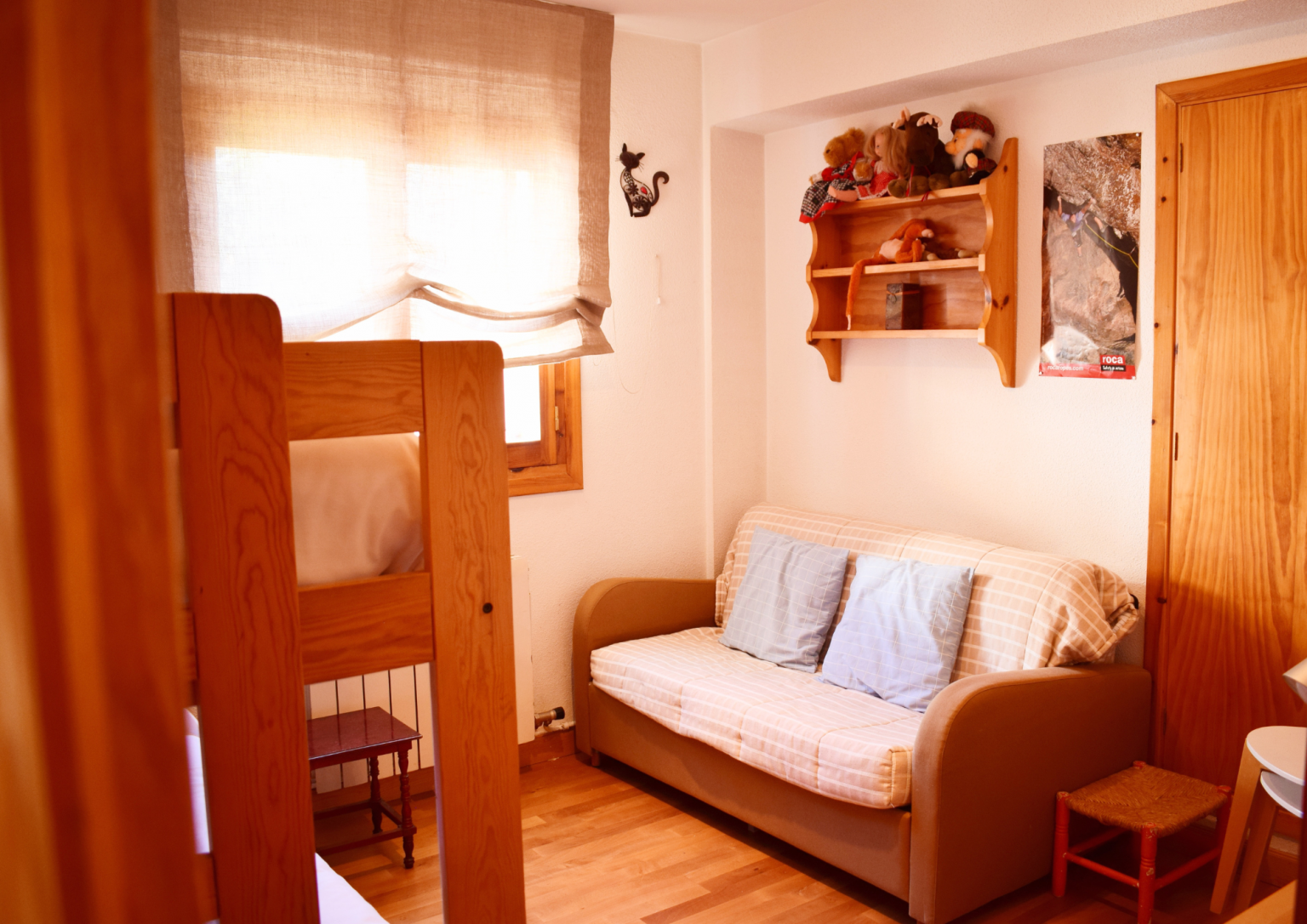 Dormitorio 2 con literas y sofá Saliecho