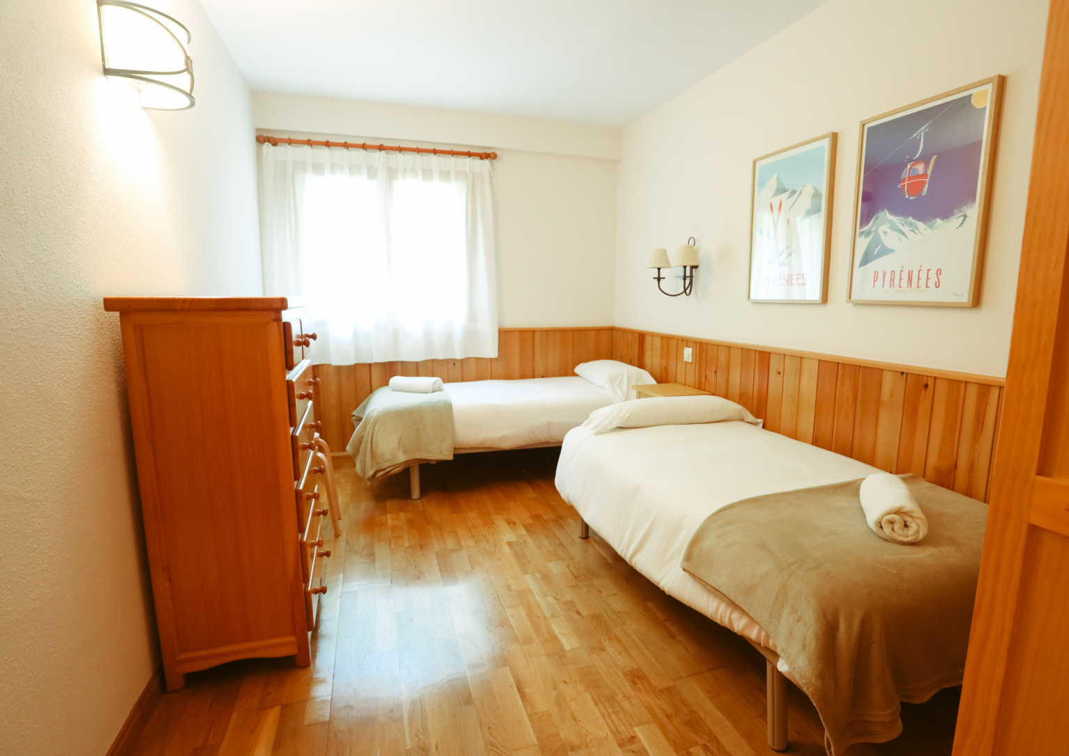 Dormitorio para dos personas con dos camas Alojamiento Espadilla Sallent de Gallego