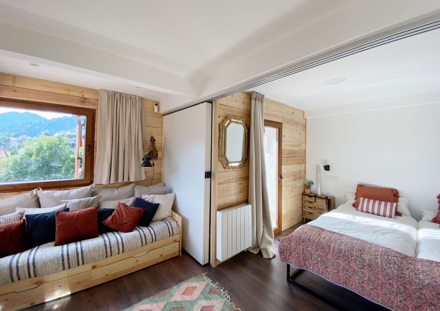Alojamiento para 4 personas con una cama de matrimonio y un sofá cama en Panticosa